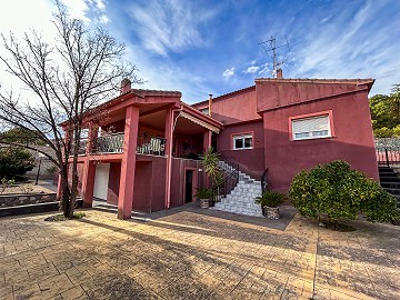 Villa spacieuse avec 7 chambres et piscine à Onil