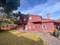 Villa spacieuse avec 7 chambres et piscine à Onil in Spanish Fincas