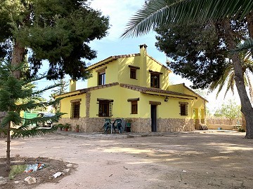 Villa mit 3 Schlafzimmern und 2 Bädern. Gehen Sie in die Stadt Novelda