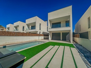 Increíbles construcciones nuevas, a poca distancia de la playa en La Marina