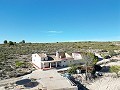 Landhuis met 5 slaapkamers en 1 badkamer in Caudete in Spanish Fincas