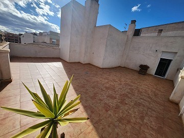 Amplio apartamento de 3 dormitorios y 2 baños con enorme terraza privada en la azotea