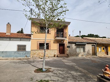 Propiedad de 2 (posiblemente 3) dormitorios con 2 baños y amplios jardines