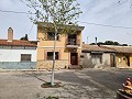 Propiedad de 2 (posiblemente 3) dormitorios con 2 baños y amplios jardines in Spanish Fincas