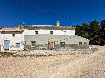 Maison de campagne spacieuse de 8 pièces à rénover à Yecla