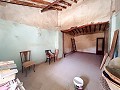 Spacious country house with 8 rooms to renovate in Yecla in Spanish Fincas