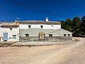 Spacious country house with 8 rooms to renovate in Yecla in Spanish Fincas