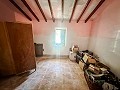 Spacious country house with 8 rooms to renovate in Yecla in Spanish Fincas