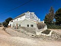 Spacious country house with 8 rooms to renovate in Yecla in Spanish Fincas