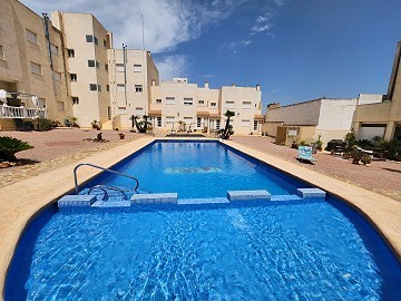 Maison de ville de 3 chambres et 2 salles de bains avec piscine commune et garage