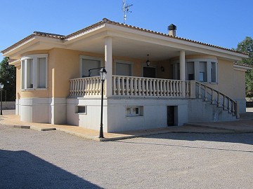 6 Bed 3 Bath Villa Walking Distance to Yecla