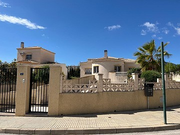 Villa met 3 slaapkamers en 2 badkamers en grote garage