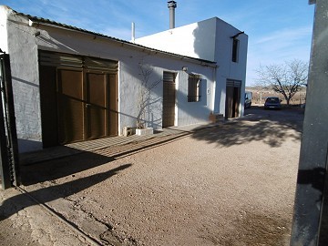 Groot landhuis met zwembad en wijngaard