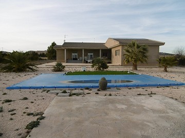 Moderne villa met 3 slaapkamers en 2 badkamers en zwembad