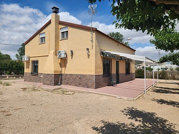 Nice house with open plan top floor walking distance to Villena