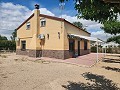 Belle maison avec plan ouvert au dernier étage à distance de marche de Villena in Spanish Fincas