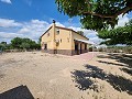 Nice house with open plan top floor walking distance to Villena in Spanish Fincas