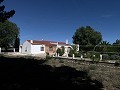 Impresionante villa de 4 dormitorios con piscina en Caudete in Spanish Fincas