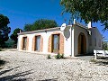 Impresionante villa de 4 dormitorios con piscina en Caudete in Spanish Fincas