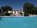 Impresionante villa de 4 dormitorios con piscina en Caudete in Spanish Fincas