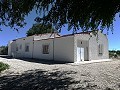 Impresionante villa de 4 dormitorios con piscina en Caudete in Spanish Fincas