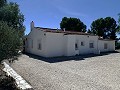 Impresionante villa de 4 dormitorios con piscina en Caudete in Spanish Fincas