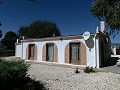 Impresionante villa de 4 dormitorios con piscina en Caudete in Spanish Fincas