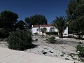 Impresionante villa de 4 dormitorios con piscina en Caudete in Spanish Fincas