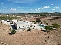 Nouvelle construction de 5 ans, avec 3 chambres, 3 salles de bains, grande piscine et garage in Spanish Fincas