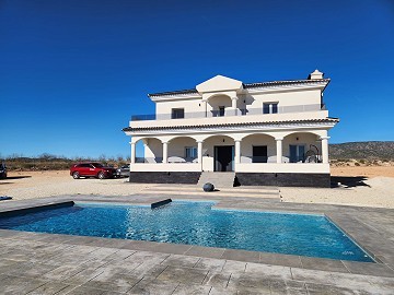 Casa de 3 años con casa de invitados y barbacoa de verano.