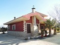 Maravillosa villa con piscina y jardin en Pinoso in Spanish Fincas