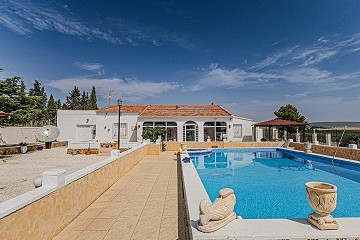 Atemberaubende freistehende Villa in Yecla mit Pool und Garage