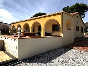 Villa avec 3 chambres, grande piscine et à pied de la ville