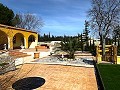 Villa mit 3 Schlafzimmern, großem Pool und Spaziergang in die Stadt in Spanish Fincas