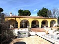 Villa mit 3 Schlafzimmern, großem Pool und Spaziergang in die Stadt in Spanish Fincas