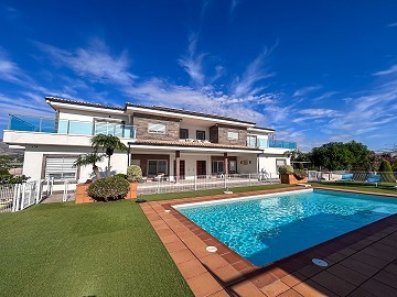 Atemberaubendes Herrenhaus mit privatem Pool, Sportplatz und Grillplatz